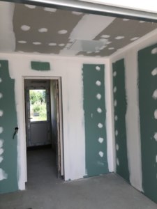 Placo sur plafond mur avec isolants, cloisons intérieur acoustique, cloison isolante séparation garage/ habitation