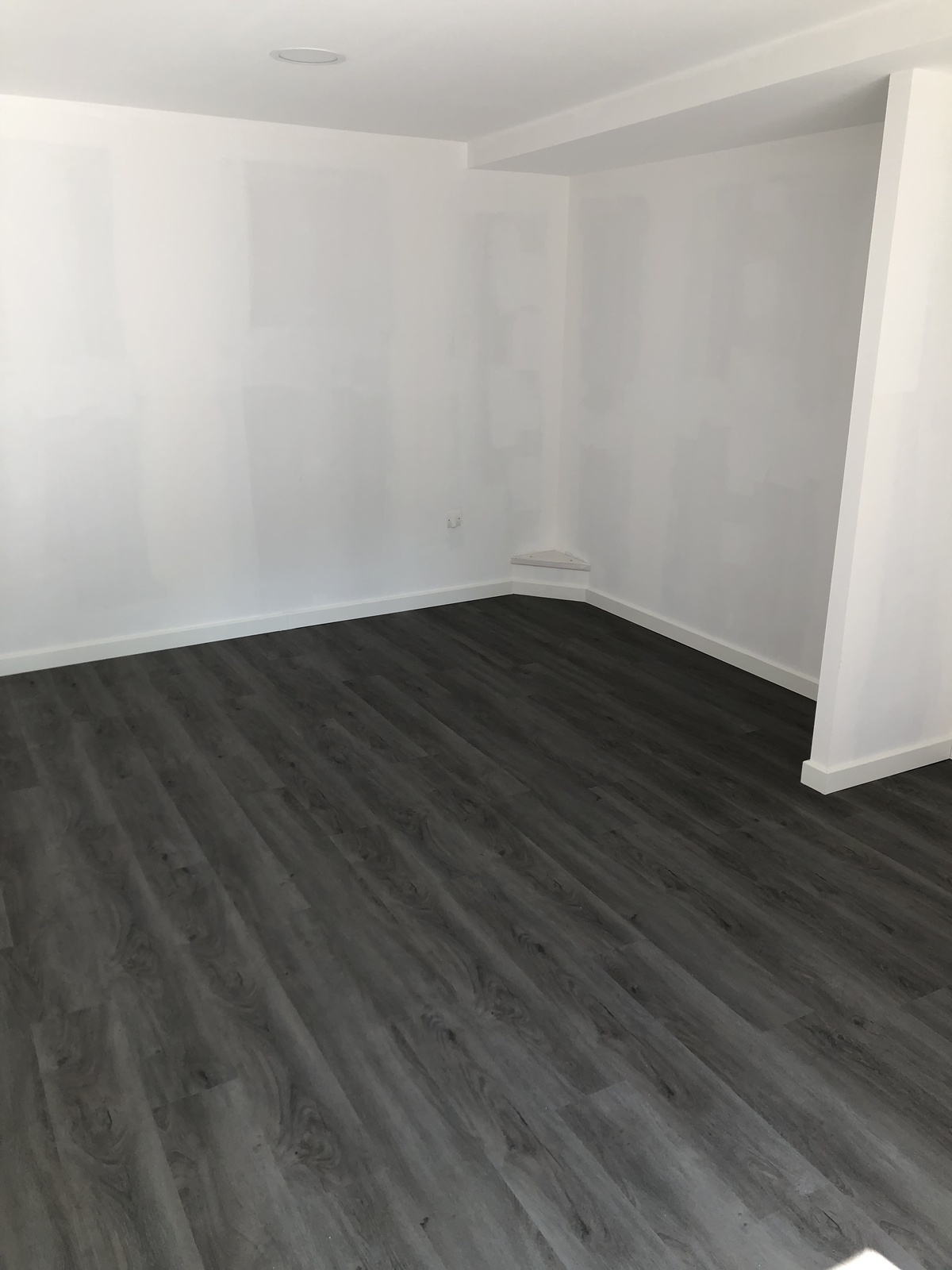 Pose parquet vinyles et plinthe dans un salon à st Georges sur layon