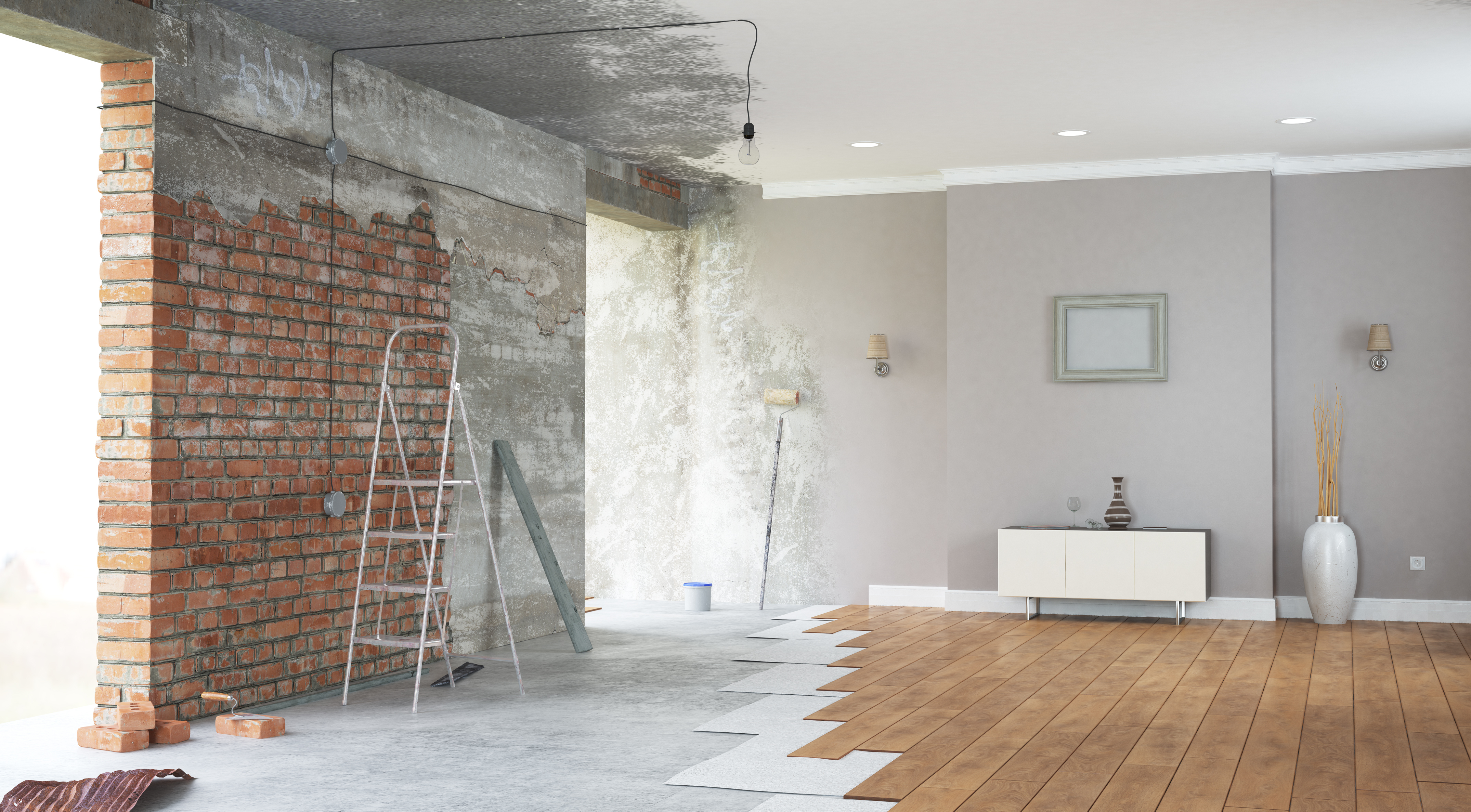 Salle en cours de rénovation avec mur en briques apparentes, échelle, plancher en bois